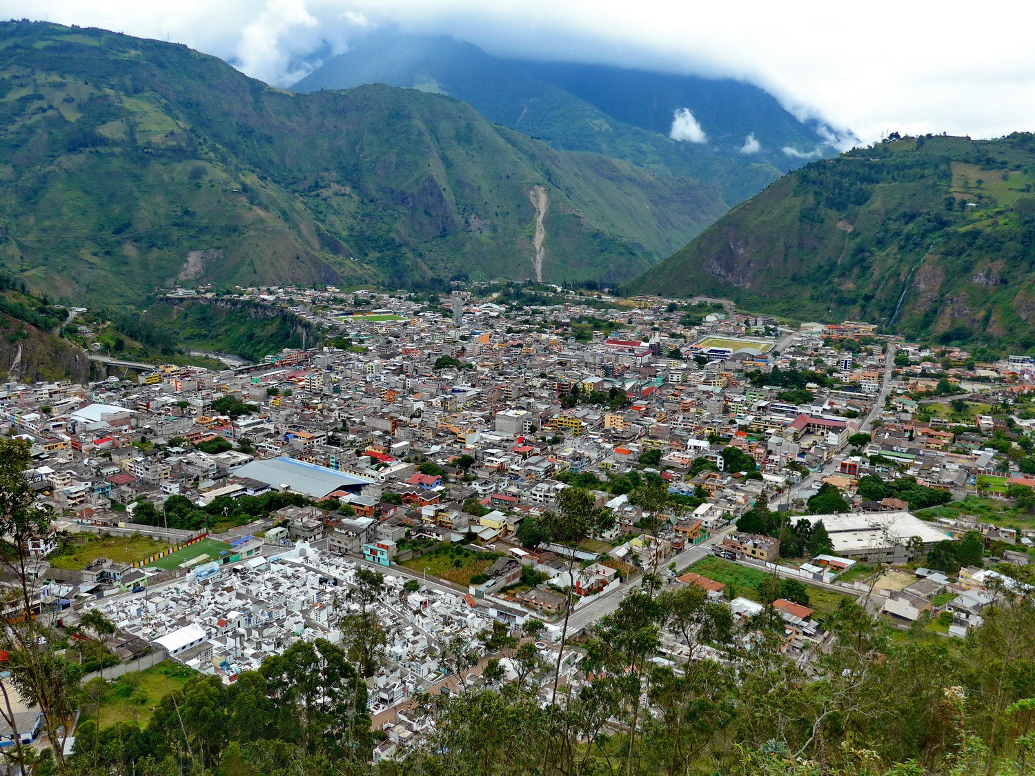 Baños seen from the trail to its virgin